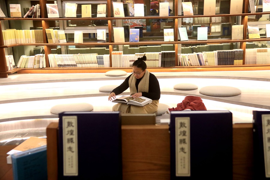 讀者在甘肅敦煌書局閱讀圖書。張曉亮攝