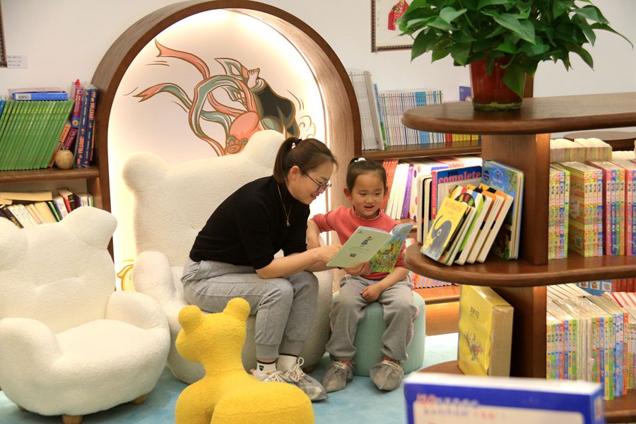 讀者在甘肅敦煌書局閱讀圖書。張曉亮攝