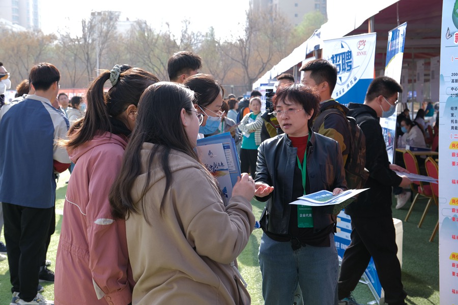 雙選會現場，一位工作人員和求職學生現場交流。蘭州理工大學供圖