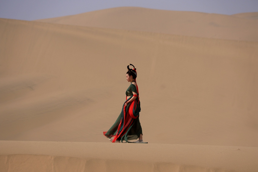 身著飛天服飾的游客。 張曉亮攝