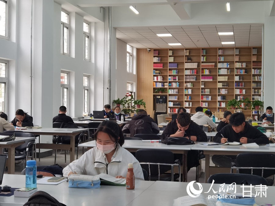 市民正在蘭州市圖書館內閱讀書籍。人民網記者 高翔攝