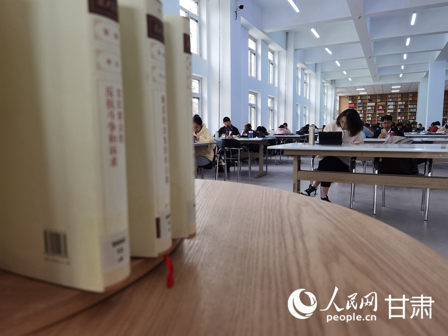 市民正在蘭州市圖書館內閱讀書籍。人民網記者 高翔攝