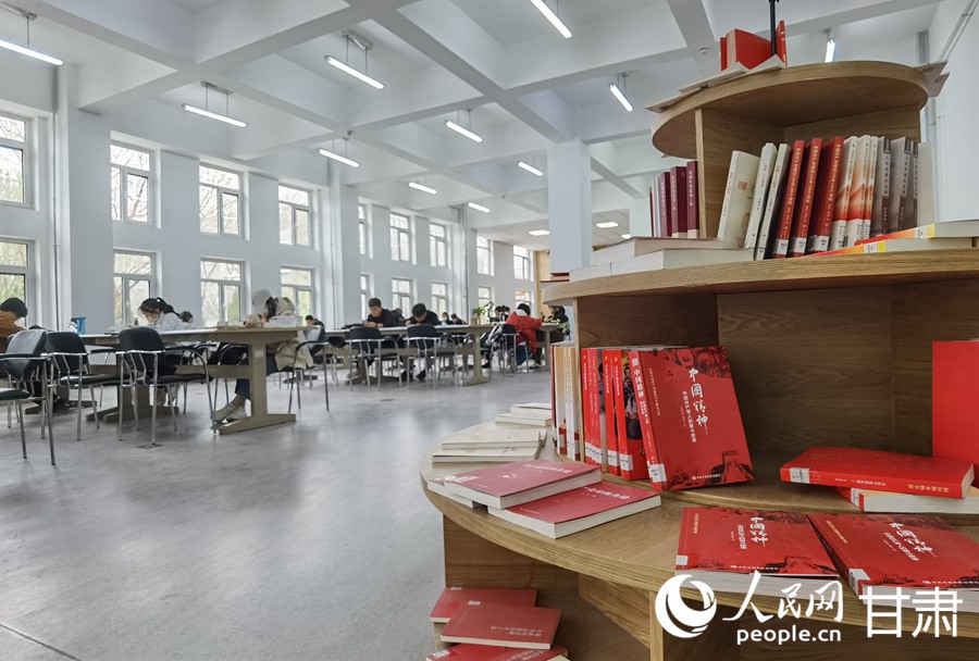 市民正在蘭州市圖書館內閱讀書籍。人民網記者 高翔攝