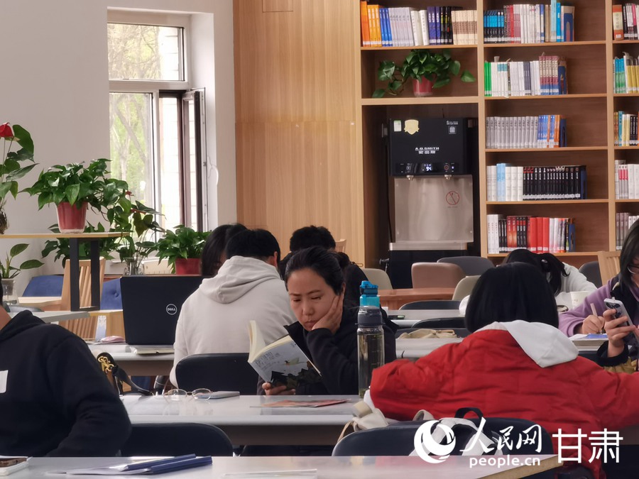 市民正在蘭州市圖書館內閱讀書籍。人民網記者 高翔攝