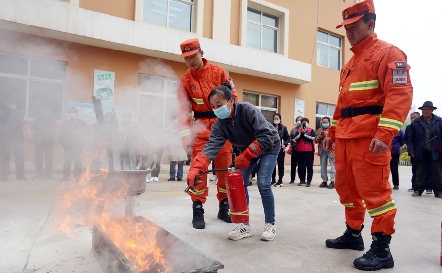 參訓人員現場學習滅火器操作技能。裴海博攝