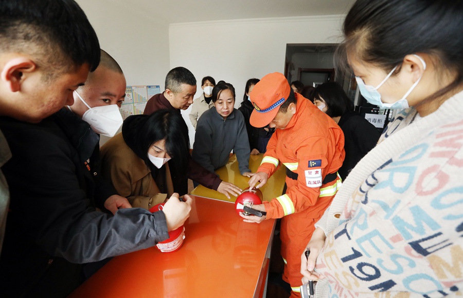 森林消防員對“小飯桌”進行消防安全抽檢。裴海博攝