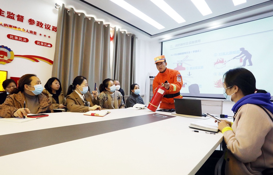 森林消防員介紹滅火器構造及操作使用技巧。裴海博攝