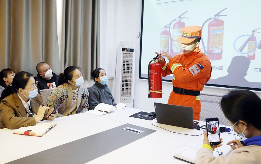 森林消防員介紹滅火器構造及操作使用技巧。裴海博攝