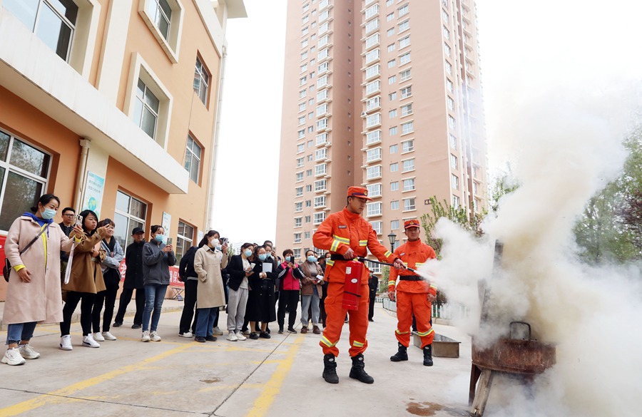 森林消防員示范如何正確操作滅火器。裴海博攝