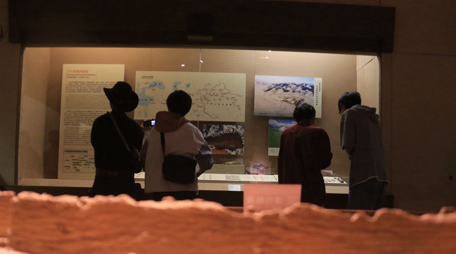 游客在甘肅省敦煌市博物館參觀文物展。張曉亮攝