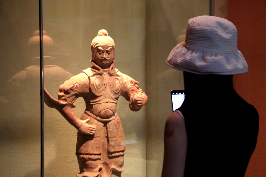 游客在甘肅省敦煌市博物館參觀文物展。張曉亮攝