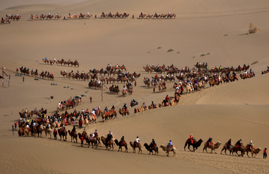 敦煌市鳴沙山月牙泉景區游人如織。張曉亮攝