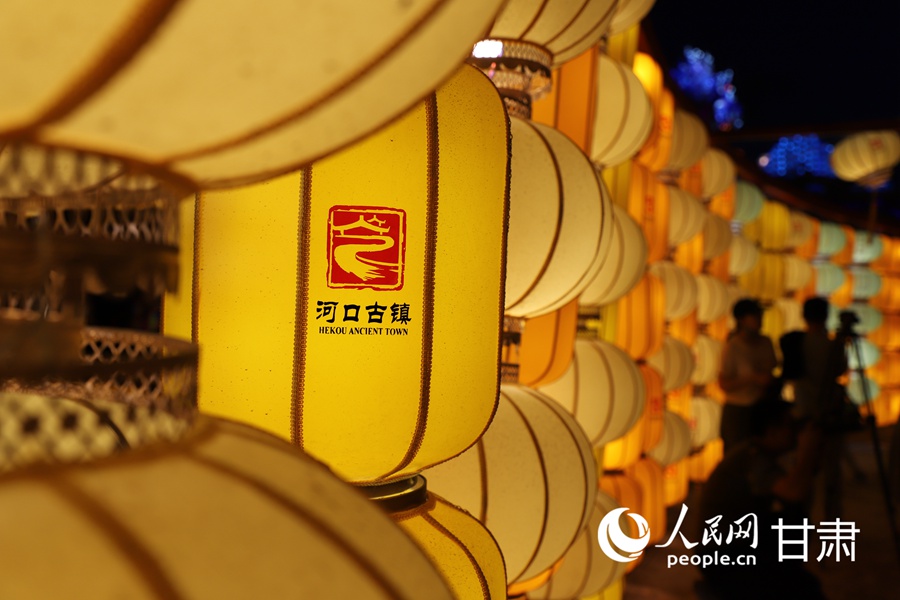 非遺燈彩點亮河口古鎮。人民網記者 高翔攝
