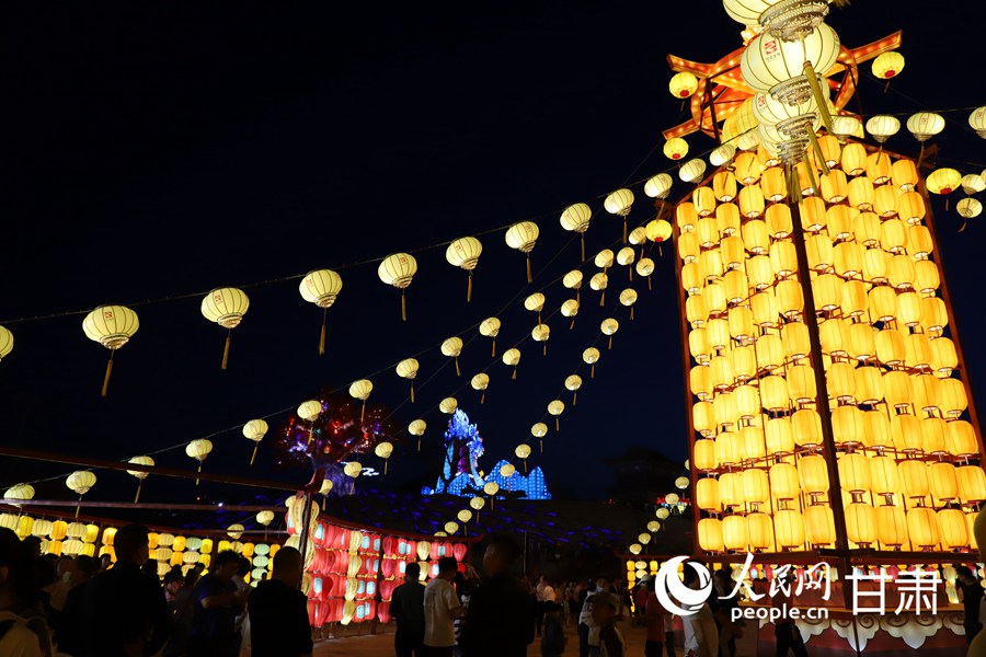 非遺燈彩點亮河口古鎮。人民網記者 高翔攝