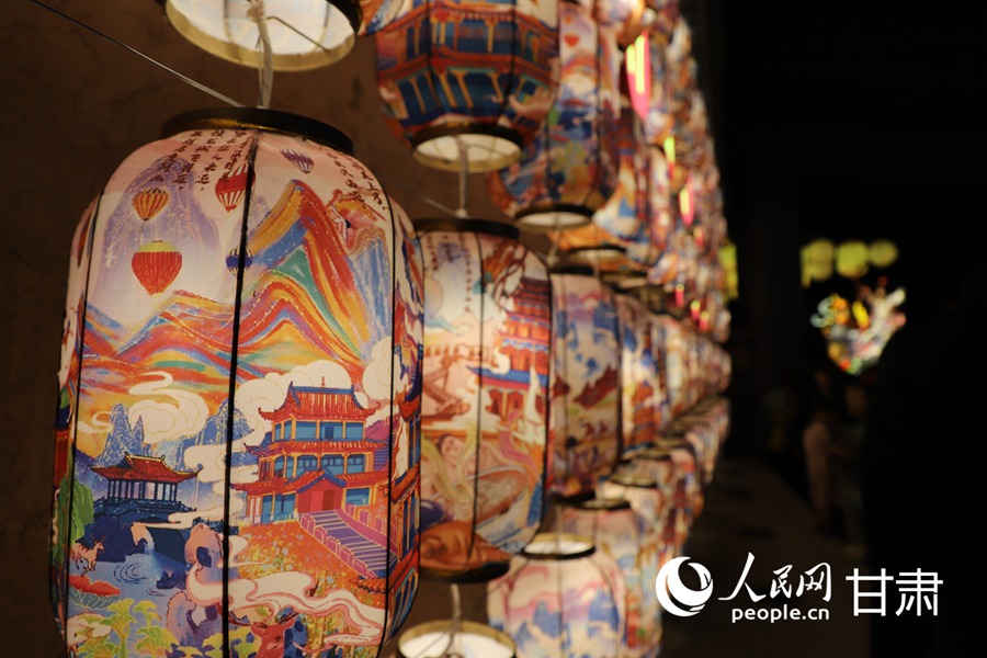 非遺燈彩點亮河口古鎮。人民網記者 高翔攝