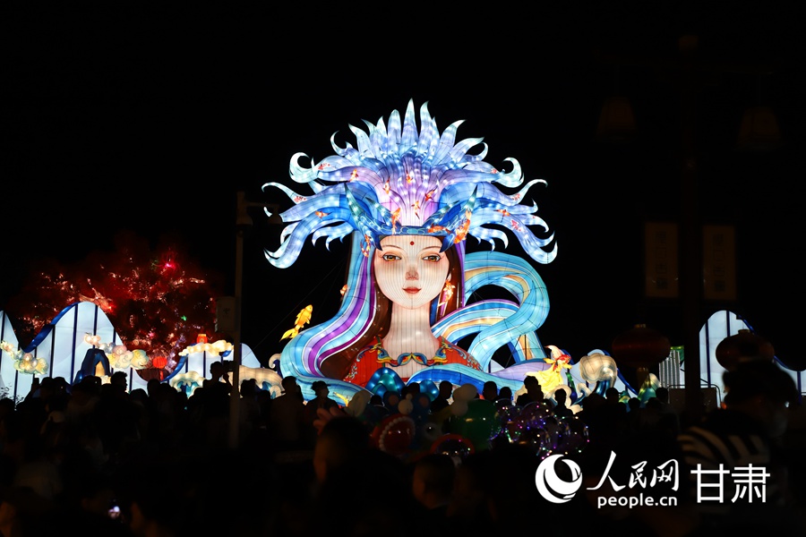 非遺燈彩點亮河口古鎮。人民網記者 高翔攝