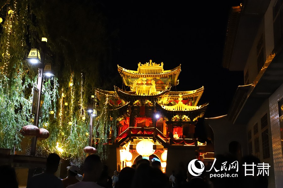 非遺燈彩點亮河口古鎮。人民網記者 高翔攝