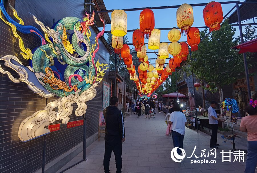 非遺燈彩點亮河口古鎮。人民網記者 高翔攝