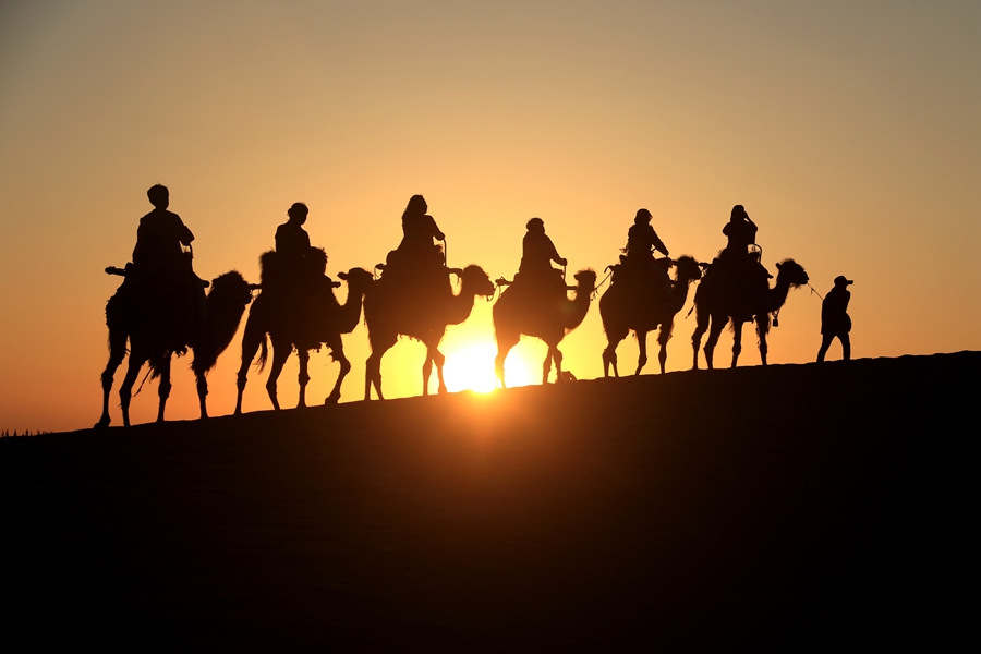 清晨，游客在甘肅省敦煌市鳴沙山月牙泉景區游覽。張曉亮 攝