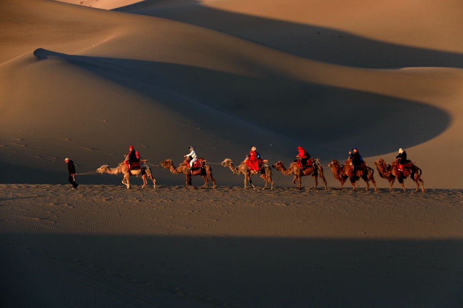 清晨，游客在甘肅省敦煌市鳴沙山月牙泉景區游覽。張曉亮 攝