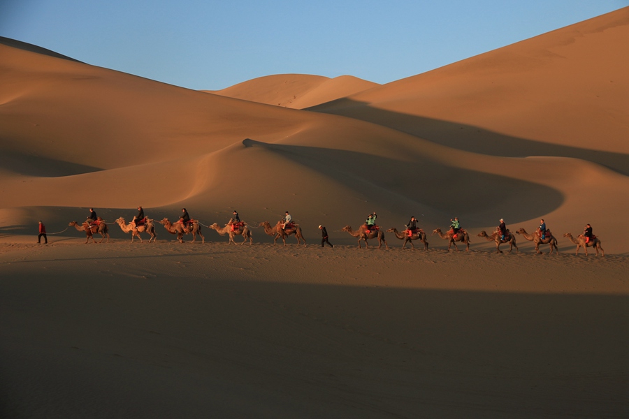 清晨，游客在甘肅省敦煌市鳴沙山月牙泉景區游覽。張曉亮 攝