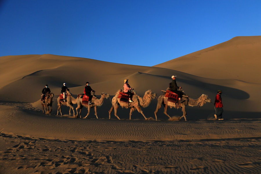 清晨，游客在甘肅省敦煌市鳴沙山月牙泉景區游覽。張曉亮 攝