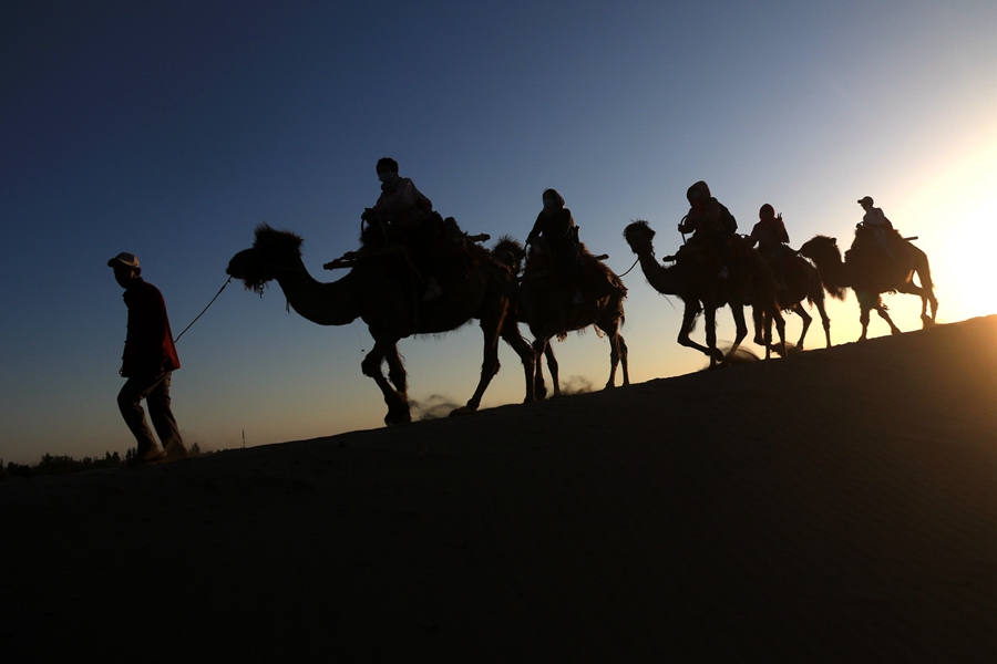 清晨，游客在甘肅省敦煌市鳴沙山月牙泉景區游覽。張曉亮 攝