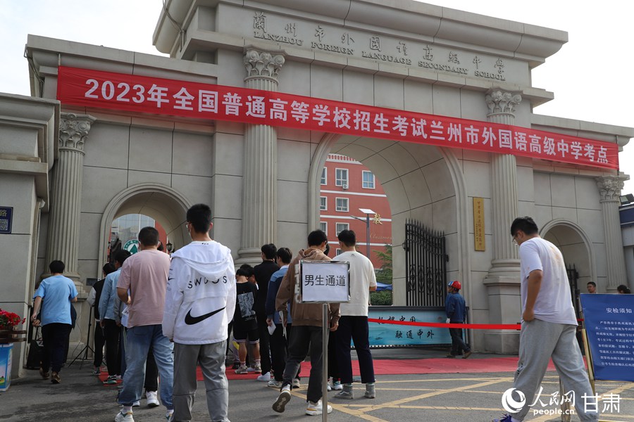 考生有序步入考場。人民網記者 黃帆攝