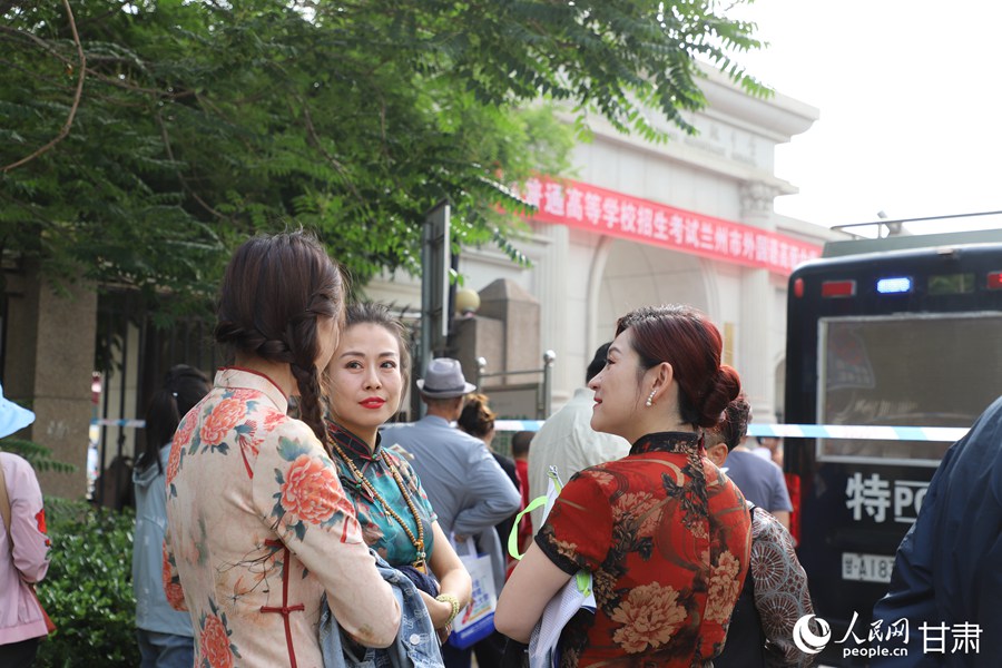 送考的家長。人民網記者 黃帆攝