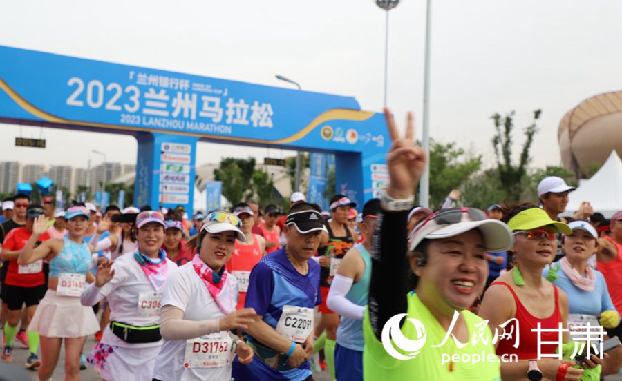 與黃河一路歡歌 2023蘭州馬拉松鳴槍開賽。人民網記者 高翔攝