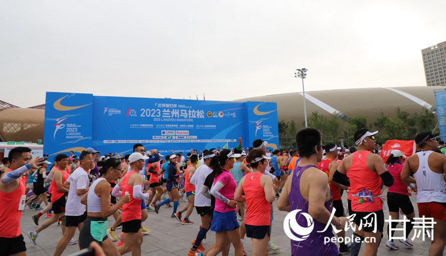 與黃河一路歡歌 2023蘭州馬拉松鳴槍開賽。人民網記者 高翔攝