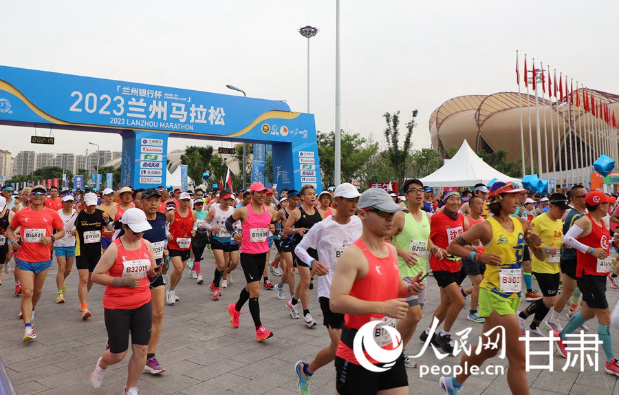 與黃河一路歡歌 2023蘭州馬拉松鳴槍開賽。人民網記者 高翔攝