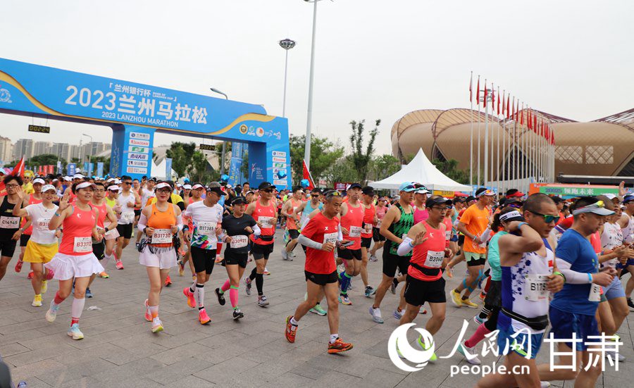 與黃河一路歡歌 2023蘭州馬拉松鳴槍開賽。人民網記者 高翔攝