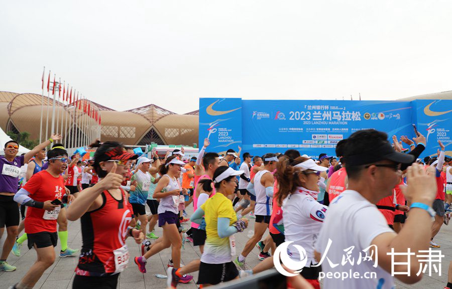 與黃河一路歡歌 2023蘭州馬拉松鳴槍開賽。人民網記者 高翔攝