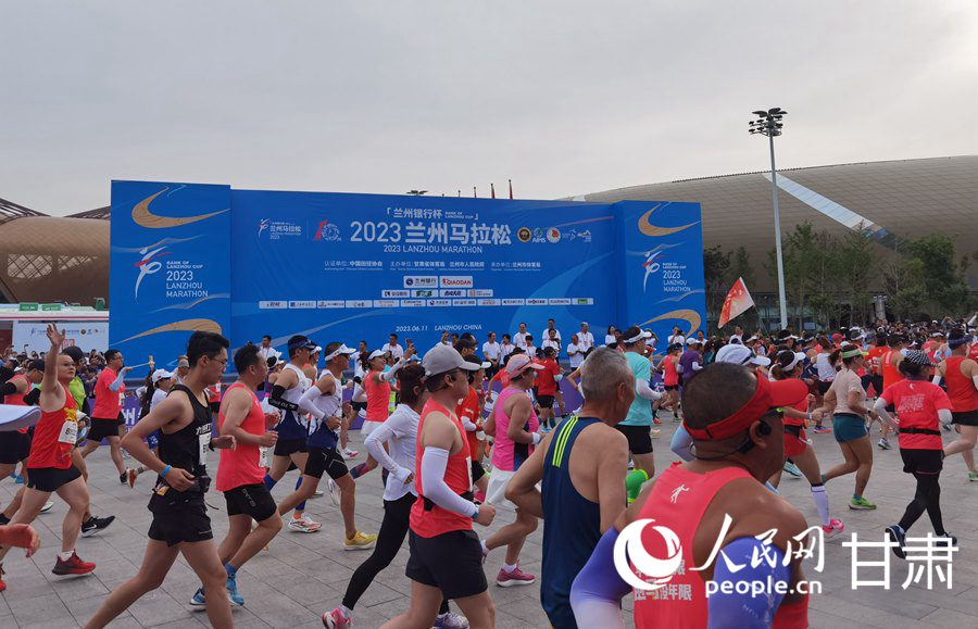 與黃河一路歡歌 2023蘭州馬拉松鳴槍開賽。人民網記者 高翔攝