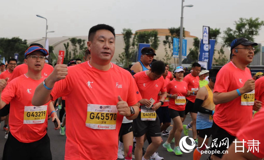 與黃河一路歡歌 2023蘭州馬拉松鳴槍開賽。人民網記者 黃帆攝