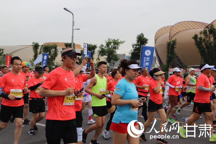 與黃河一路歡歌 2023蘭州馬拉松鳴槍開賽。人民網記者 黃帆攝