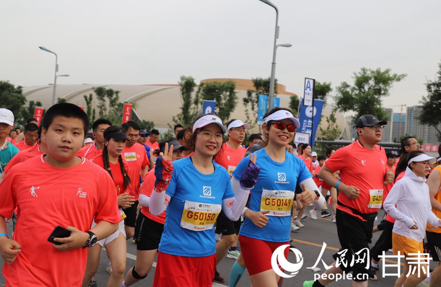 與黃河一路歡歌 2023蘭州馬拉松鳴槍開賽。人民網記者 黃帆攝