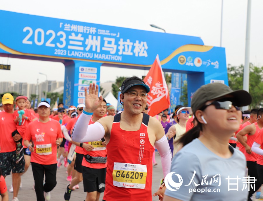 與黃河一路歡歌 2023蘭州馬拉松鳴槍開賽。人民網記者 高翔攝