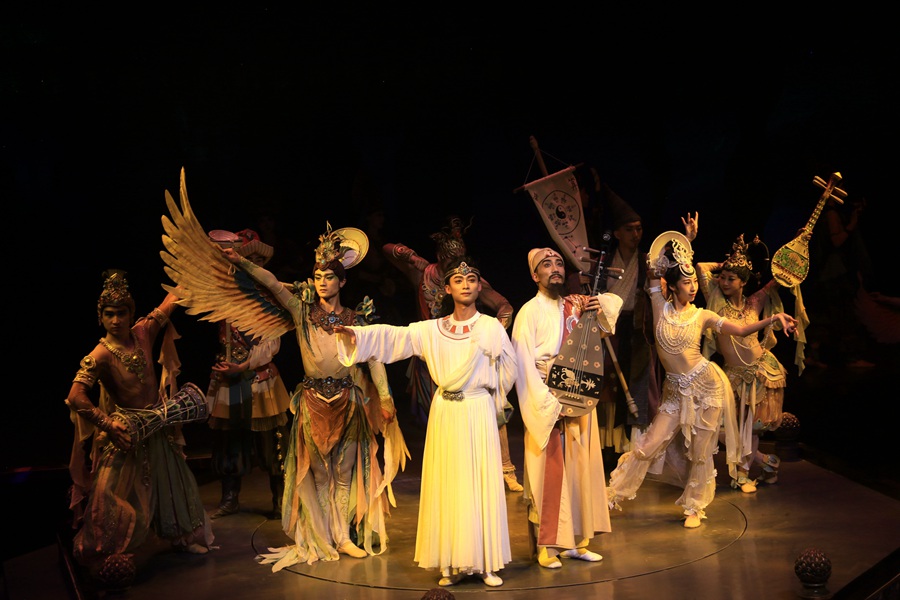 大型洞窟式沉浸體驗劇《樂動敦煌》演出現場。張曉亮攝