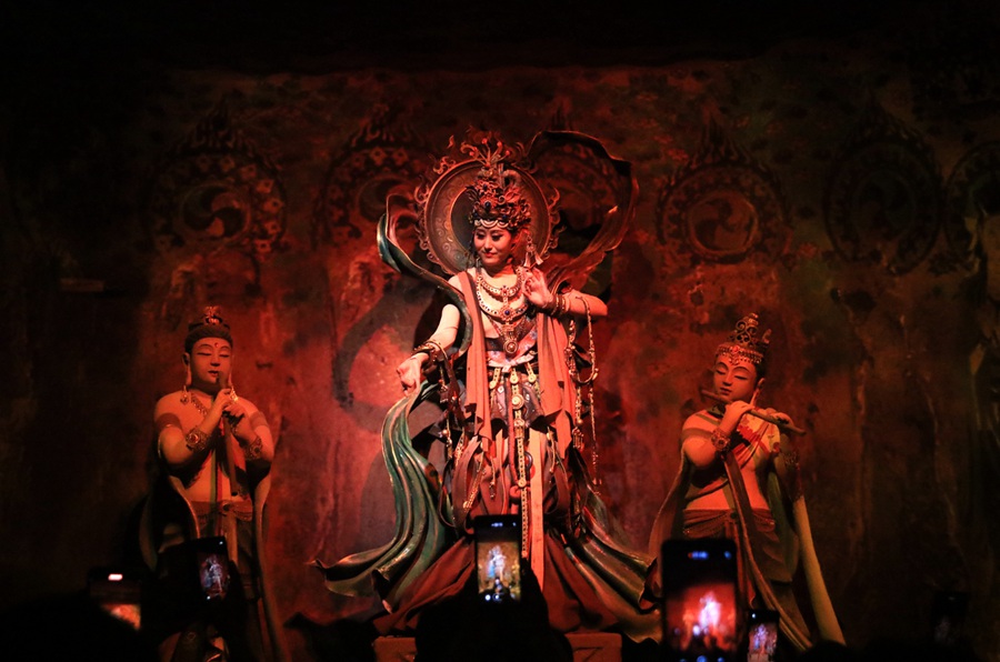 大型洞窟式沉浸體驗劇《樂動敦煌》演出現場。張曉亮攝