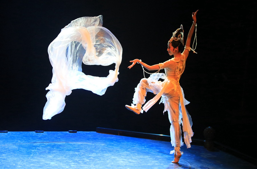 大型洞窟式沉浸體驗劇《樂動敦煌》演出現場。張曉亮攝