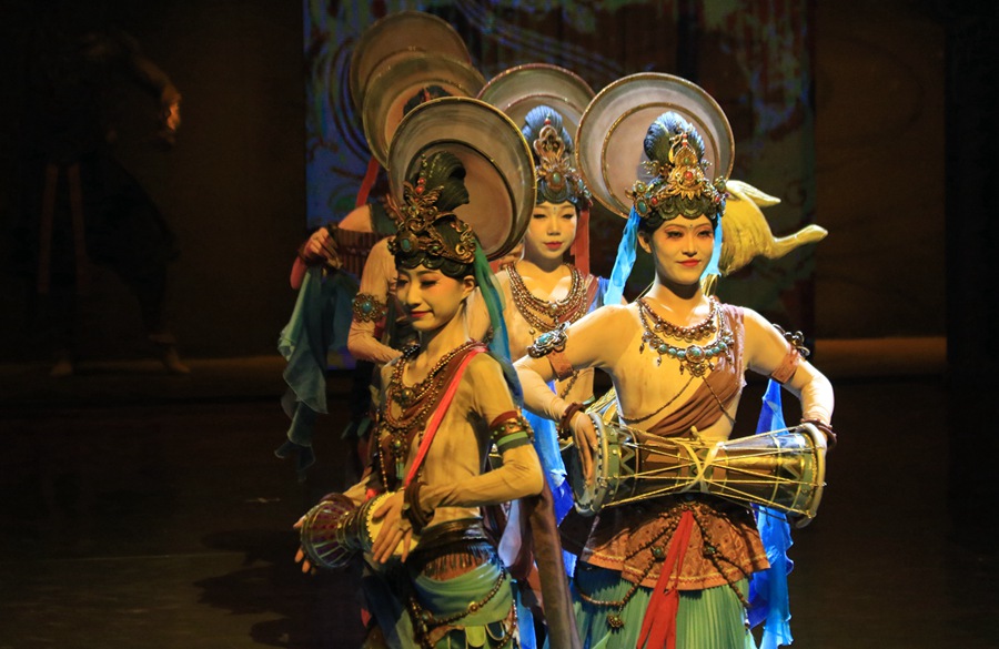 大型洞窟式沉浸體驗劇《樂動敦煌》演出現場。張曉亮攝