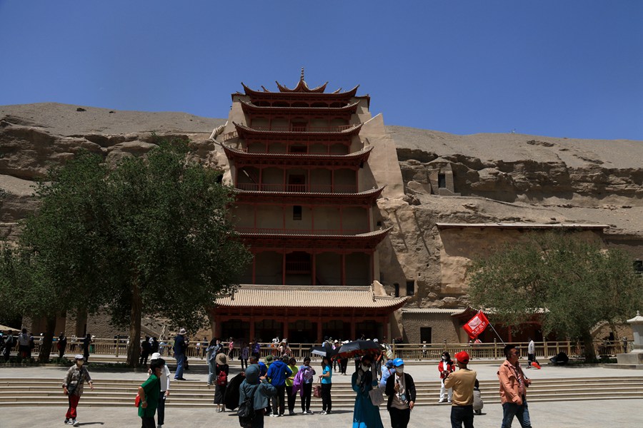 游客在世界文化遺產甘肅敦煌莫高窟參觀游覽。張曉亮攝
