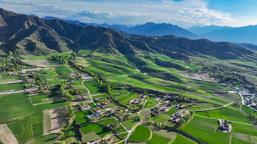 好風光！俯瞰祁連山下小村落