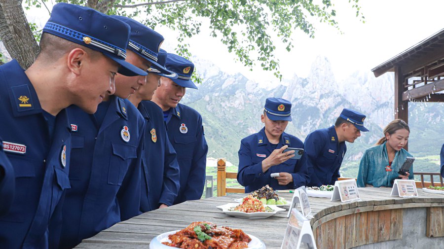 評委現場品嘗討論。白期元攝