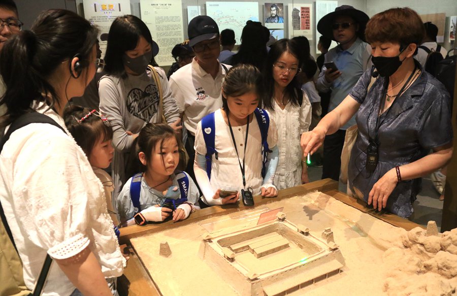 暑假期間，小朋友在家長的陪伴下，在敦煌市博物館參觀文物展。張曉亮攝