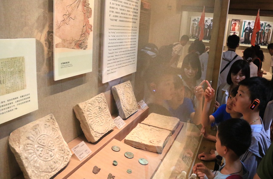 暑假期間，小朋友在家長的陪伴下，在敦煌市博物館參觀文物展。張曉亮攝