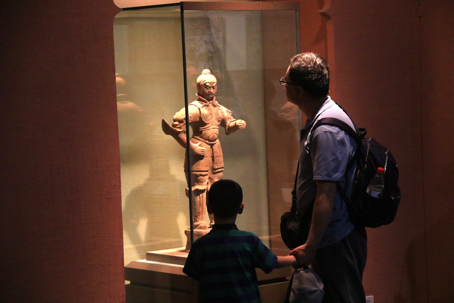 暑假期間，小朋友在家長的陪伴下，在敦煌市博物館參觀文物展。張曉亮攝