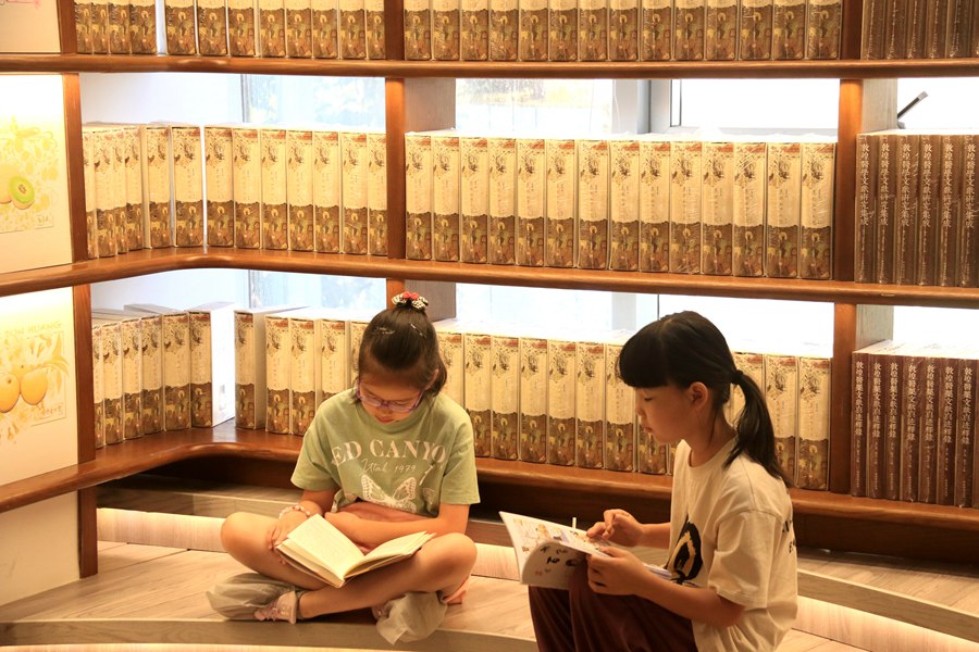 小朋友在甘肅省敦煌書局閱讀圖書。張曉亮攝